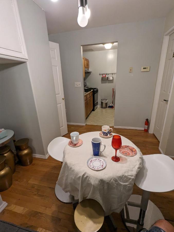 Central & Affordable Williamsburg Small Room New York Eksteriør billede