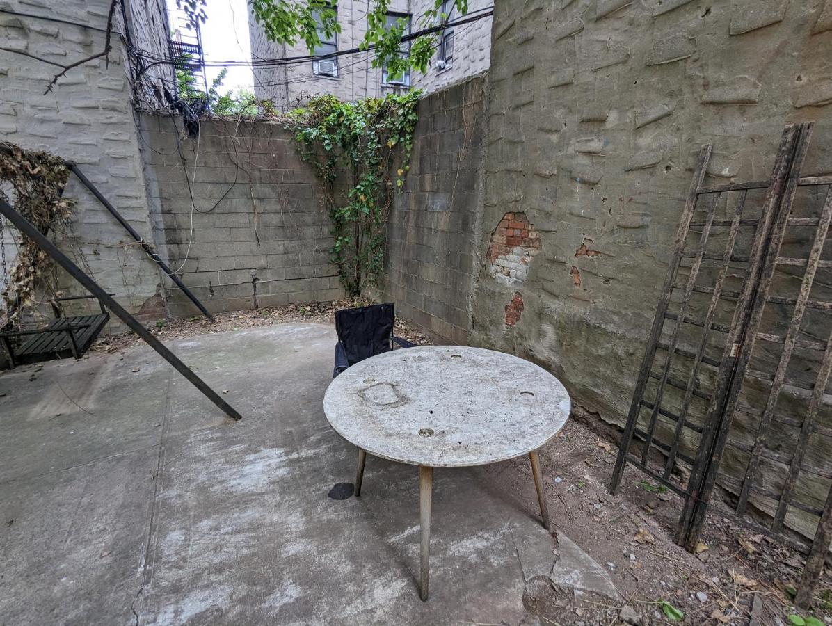 Central & Affordable Williamsburg Small Room New York Eksteriør billede