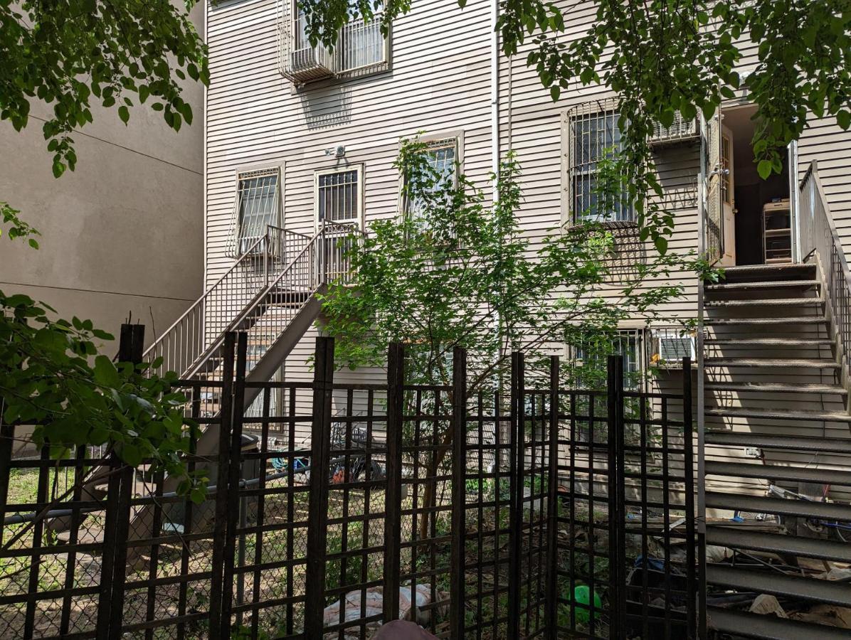 Central & Affordable Williamsburg Small Room New York Eksteriør billede